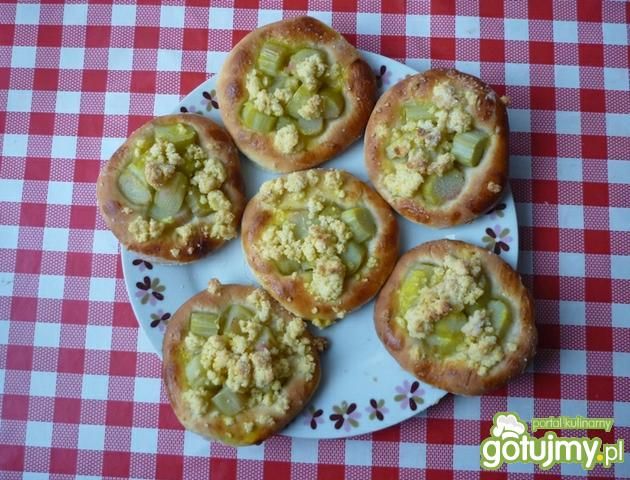 Drożdżówki z rabarbarem.