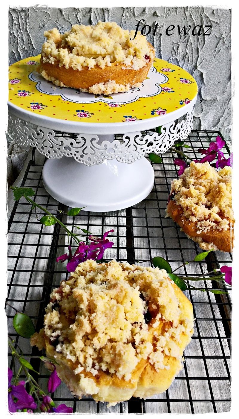 Drożdżówki z rabarbarem, borówką i jagodami Drożdżówki z rabarbarem, borówką i jagodami