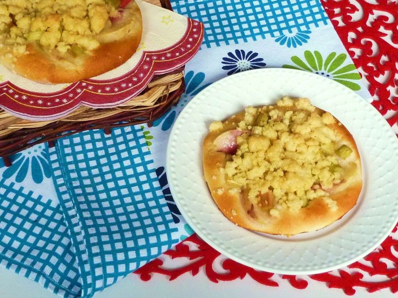 Drożdżówki z rabarbarem i brzoskwiniami