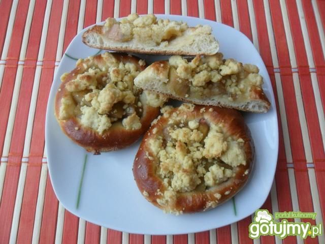 Drożdżówki z rabarbarem i kruszonką