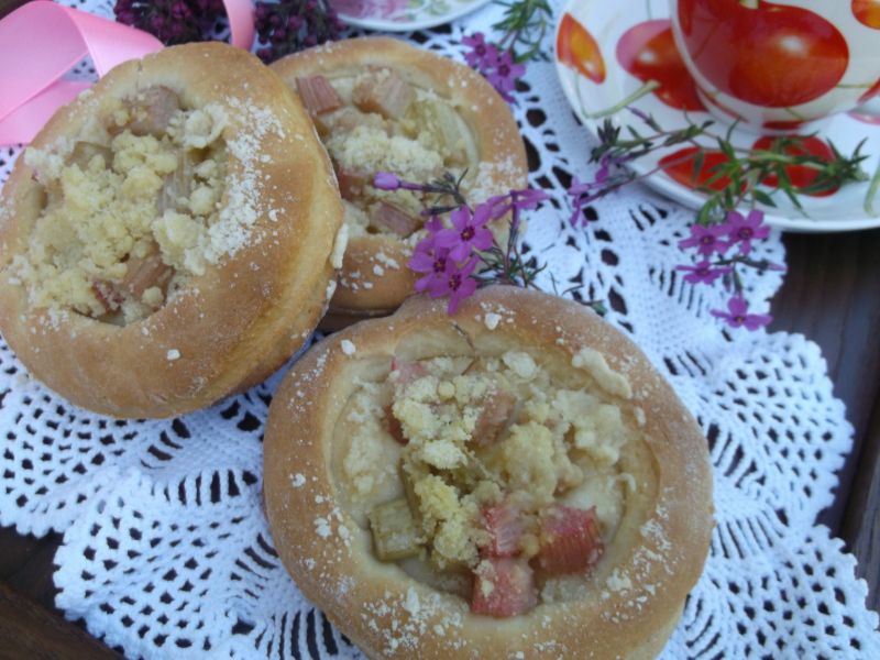 Drożdżówki z rabarbarem i kruszonką Drożdżówki z rabarbarem i kruszonką