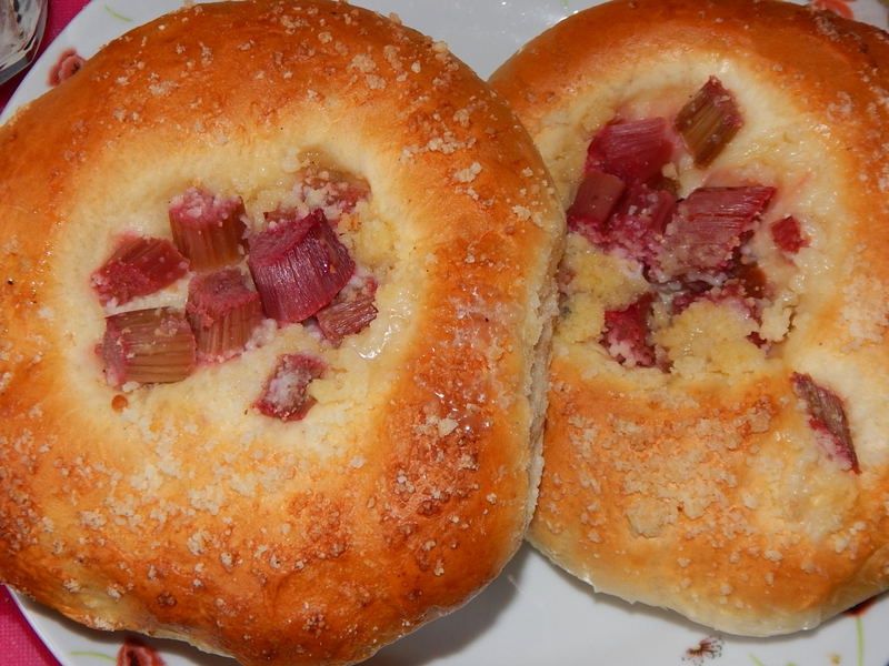 Drożdżówki z rabarbarem i kruszonką Drożdżówki z rabarbarem i kruszonką