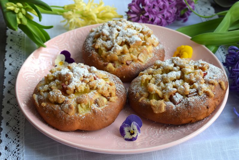 Drożdżówki z rabarbarem i kruszonką