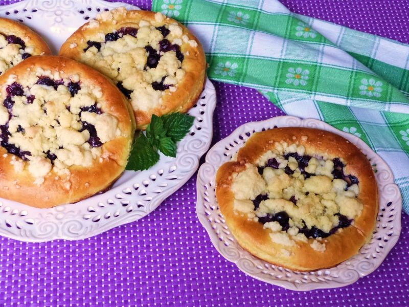 Drożdżówki z różą i borówkmi