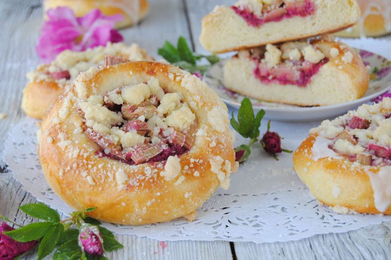 Drożdżówki z różą i rabarbarem Drożdżówki z różą i rabarbarem