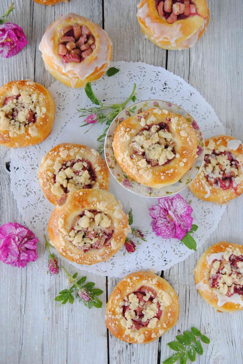 Drożdżówki z różą i rabarbarem Drożdżówki z różą i rabarbarem