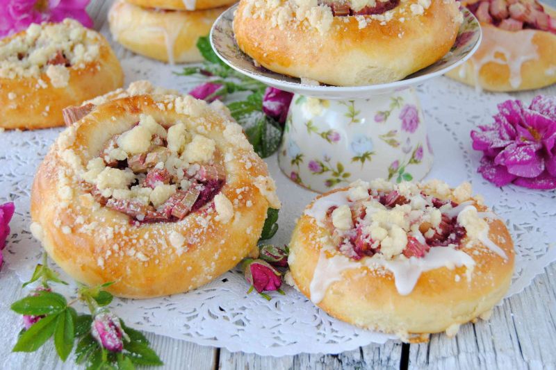 Drożdżówki z różą i rabarbarem Drożdżówki z różą i rabarbarem