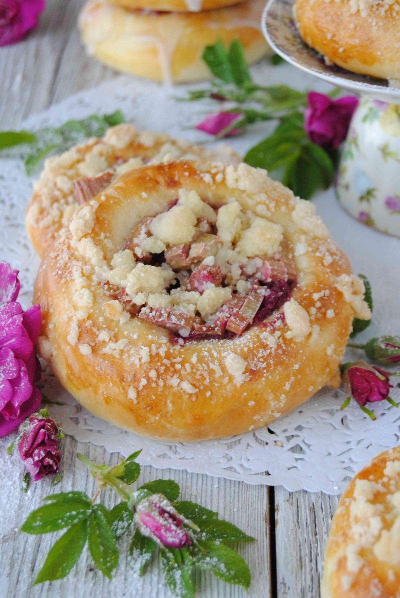 Drożdżówki z różą i rabarbarem Drożdżówki z różą i rabarbarem