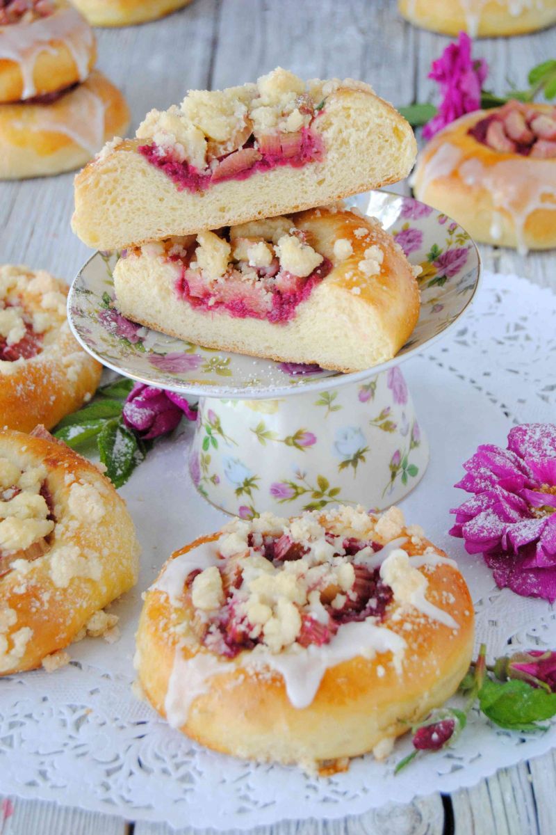 Drożdżówki z różą i rabarbarem Drożdżówki z różą i rabarbarem