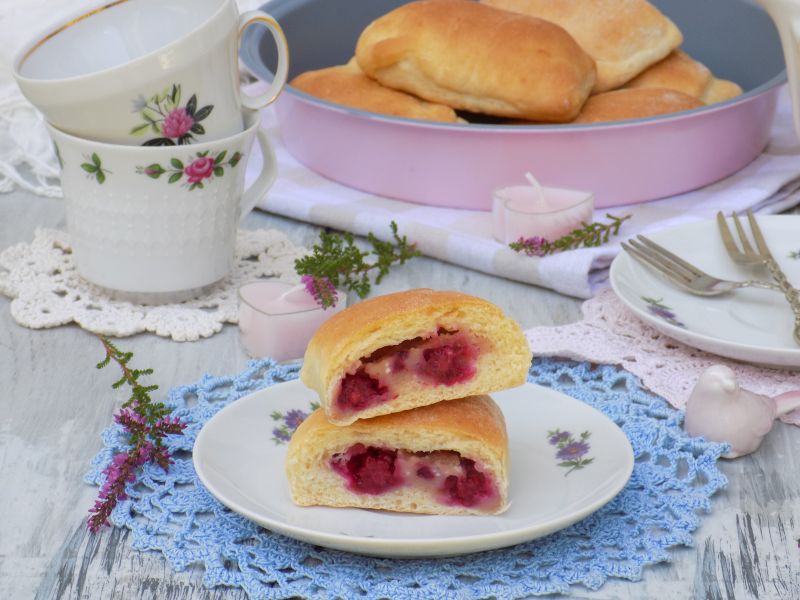 Drożdżówki z serem białym i jeżynami 