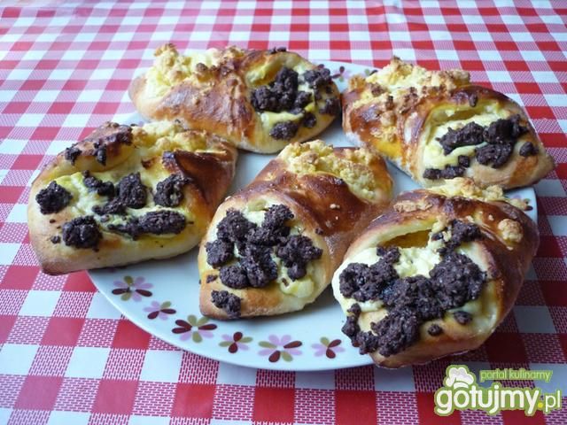 Drożdżówki z serem i kolorową kruszonką. Drożdżówki z serem i kolorową kruszonką.