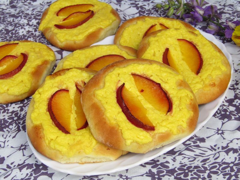 Drożdżówki z serem i nektarynkami