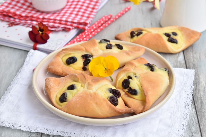 Drożdżówki z serem i suszoną żurawiną Drożdżówki z serem i suszoną żurawiną