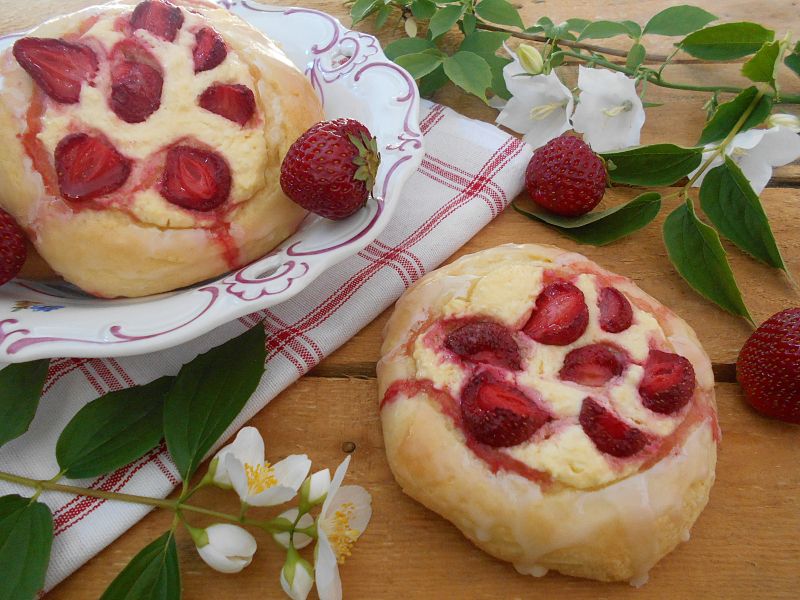 Drożdżówki z serem i truskawkami Drożdżówki z serem i truskawkami