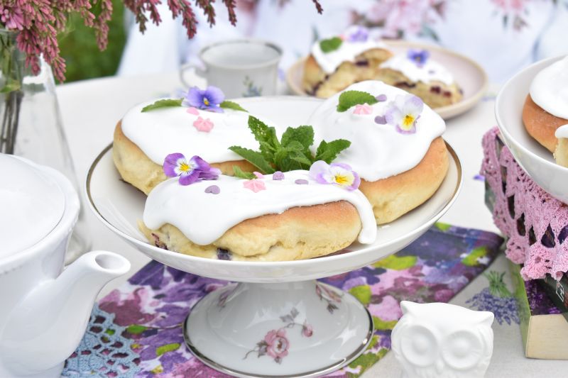 Drożdżówki z serem, malinami i lukrem