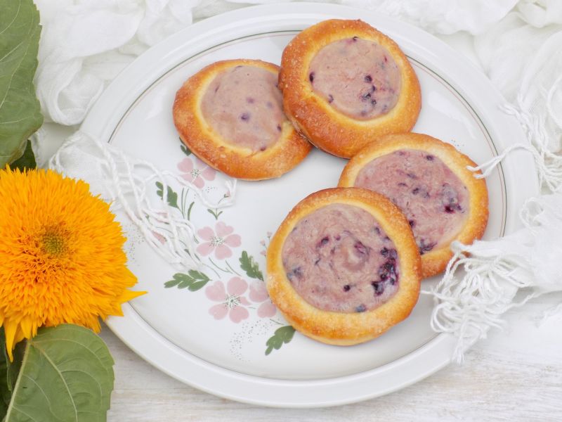 Drożdżówki z serkiem i jeżynami Drożdżówki z serkiem i jeżynami