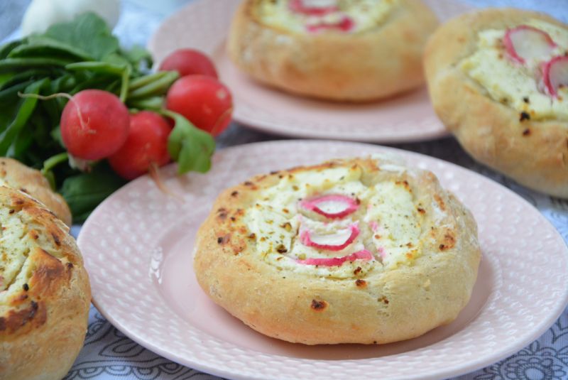 Drożdżówki z serkiem twarogowym i rzodkiewką  Drożdżówki z serkiem twarogowym i rzodkiewką