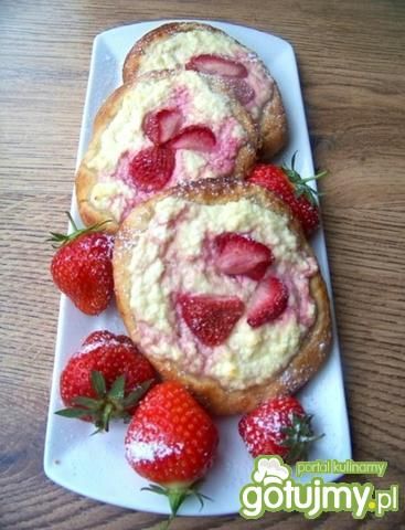 Drożdżówki z serkiem z truskawkami