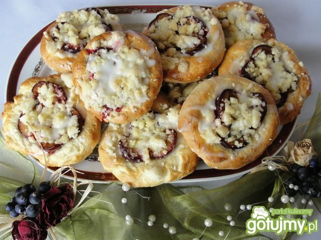 Drożdżówki z śliwkami kruszonką i lukrem