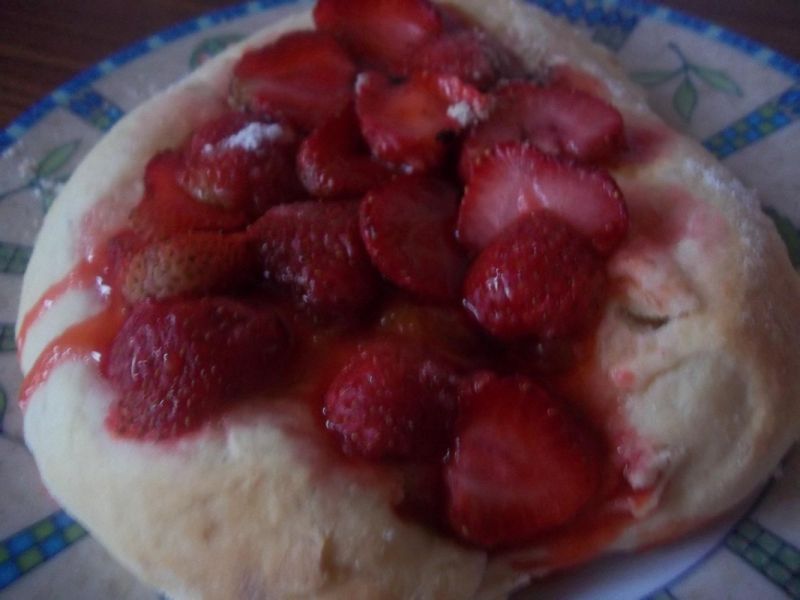 Drożdżówki z truskawkami Drożdżówki z truskawkami