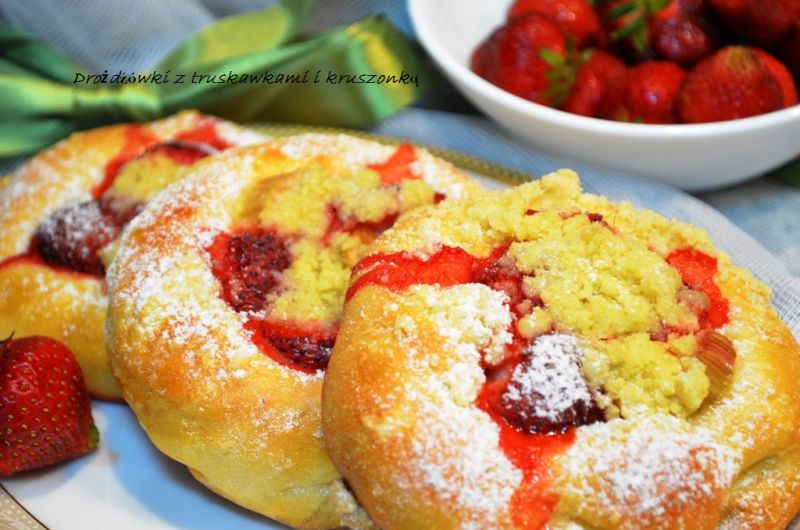 Drożdżówki z truskawkami