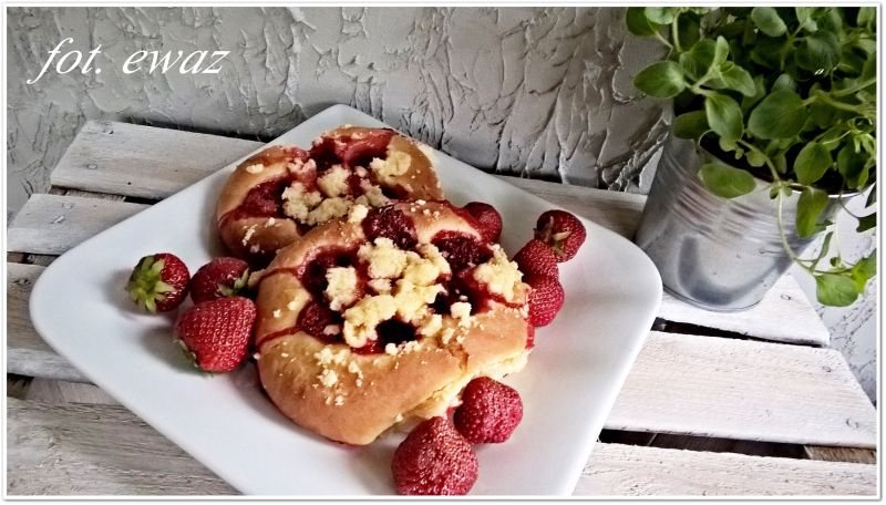 Drożdżówki z truskawkami