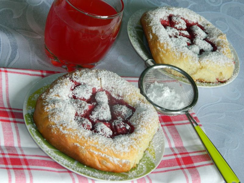 Drożdżówki z truskawkami