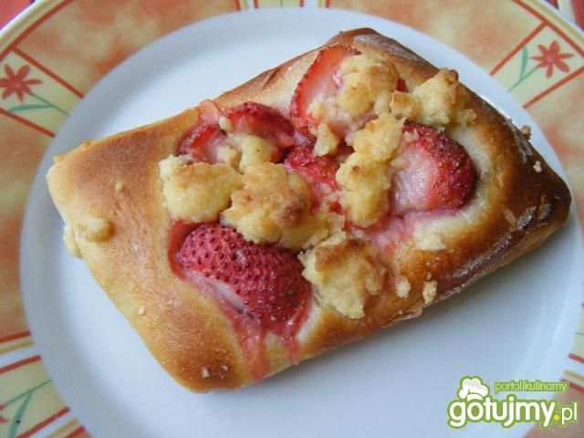 Drożdżówki z truskawkami i kruszonką
