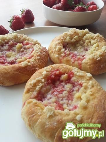 Drożdżówki z truskawkami i kruszonką 2 Drożdżówki z truskawkami i kruszonką 2