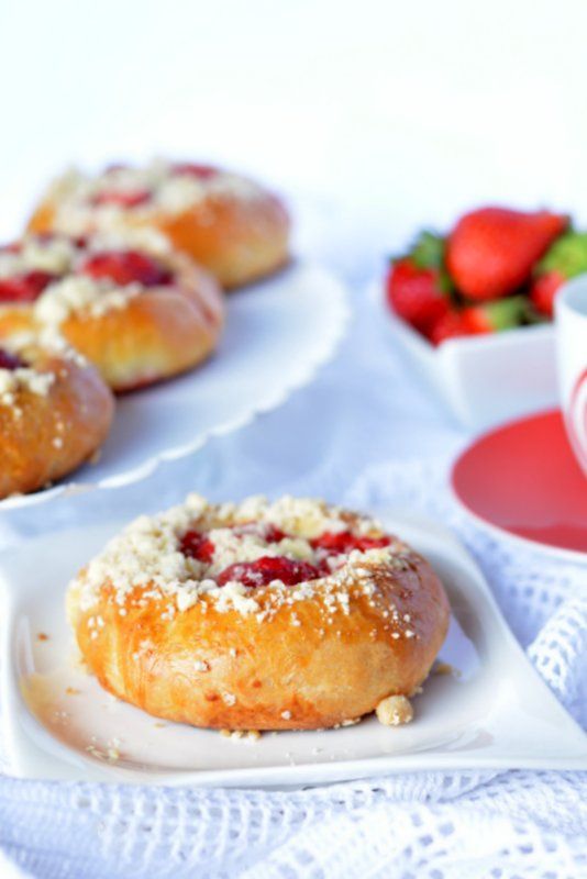 Drożdżówki z truskawkami i kruszonką Drożdżówki z truskawkami i kruszonką