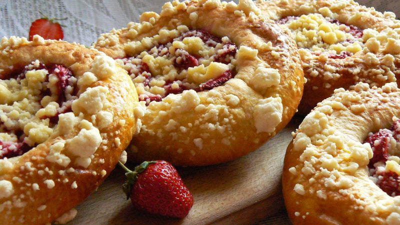 Drożdżówki z truskawkami i kruszonką Drożdżówki z truskawkami i kruszonką