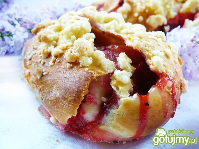 Drożdżówki z truskawkami i malinowym bud Drożdżówki z truskawkami i malinowym bud