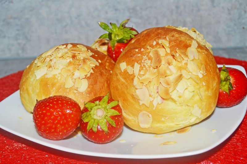 Drożdżówki z truskawkami i migdałową posypką