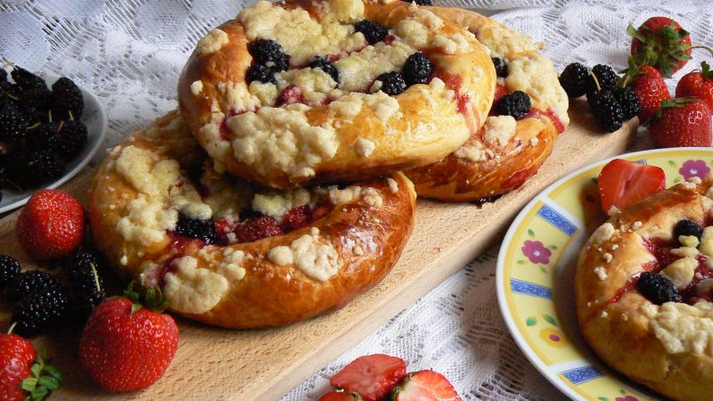 Drożdżówki z truskawkami i morwą