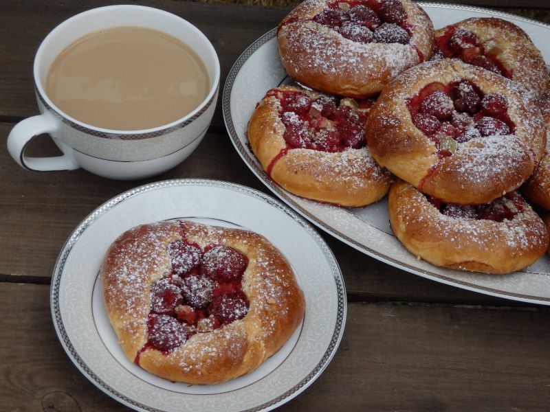 Drożdżówki z truskawkami i rabarbarem