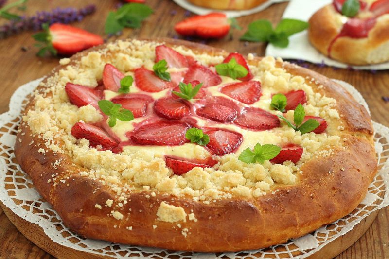 Drożdżówki z truskawkami i serem