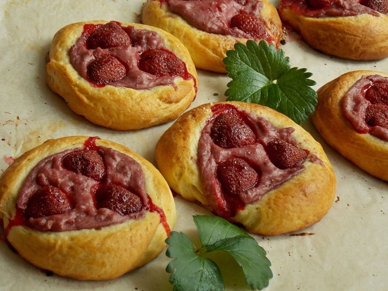 Drożdżówki z truskawkowym budyniem