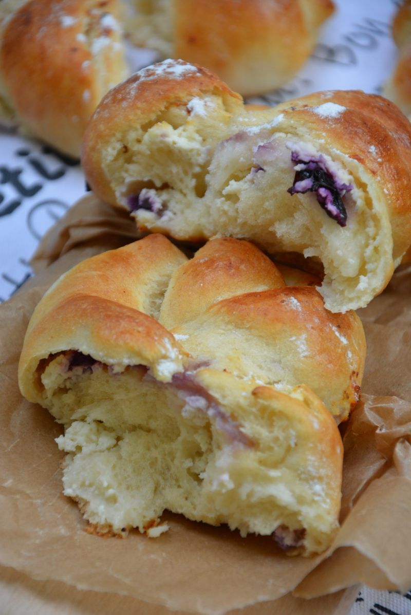 Drożdżówki z twarogiem i borówkami Drożdżówki z twarogiem i borówkami