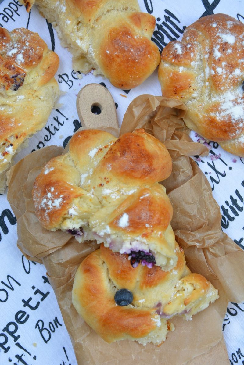 Drożdżówki z twarogiem i borówkami Drożdżówki z twarogiem i borówkami