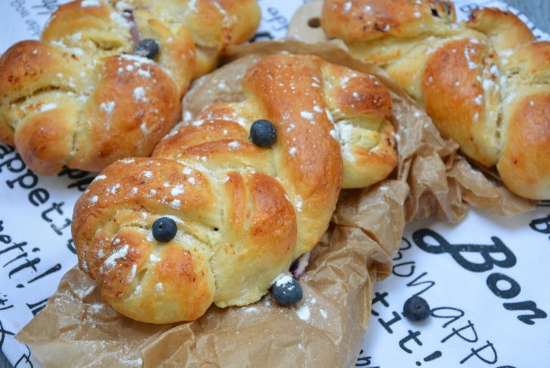 Drożdżówki z twarogiem i borówkami Drożdżówki z twarogiem i borówkami