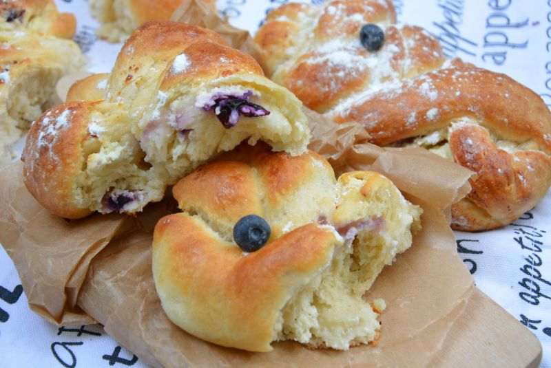 Drożdżówki z twarogiem i borówkami Drożdżówki z twarogiem i borówkami