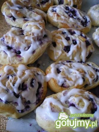 Drożdżówki z twarożkiem i jagodami Drożdżówki z twarożkiem i jagodami