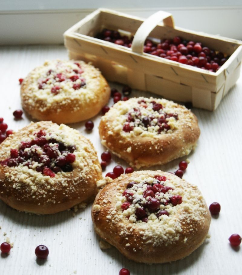 Drożdżówki z żurawiną i kruszonką Drożdżówki z żurawiną i kruszonką