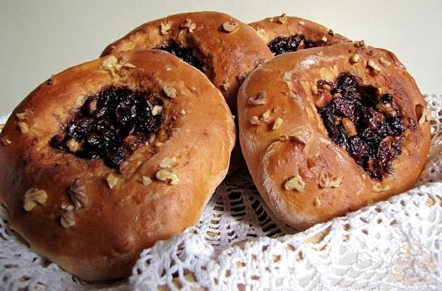 Drożdżówki ze śliwkami i bakaliami