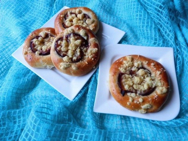 Drożdżówki ze śliwkami i kruszonką Drożdżówki ze śliwkami i kruszonką