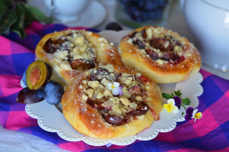 Drożdżówki ze śliwkami i kruszonką 