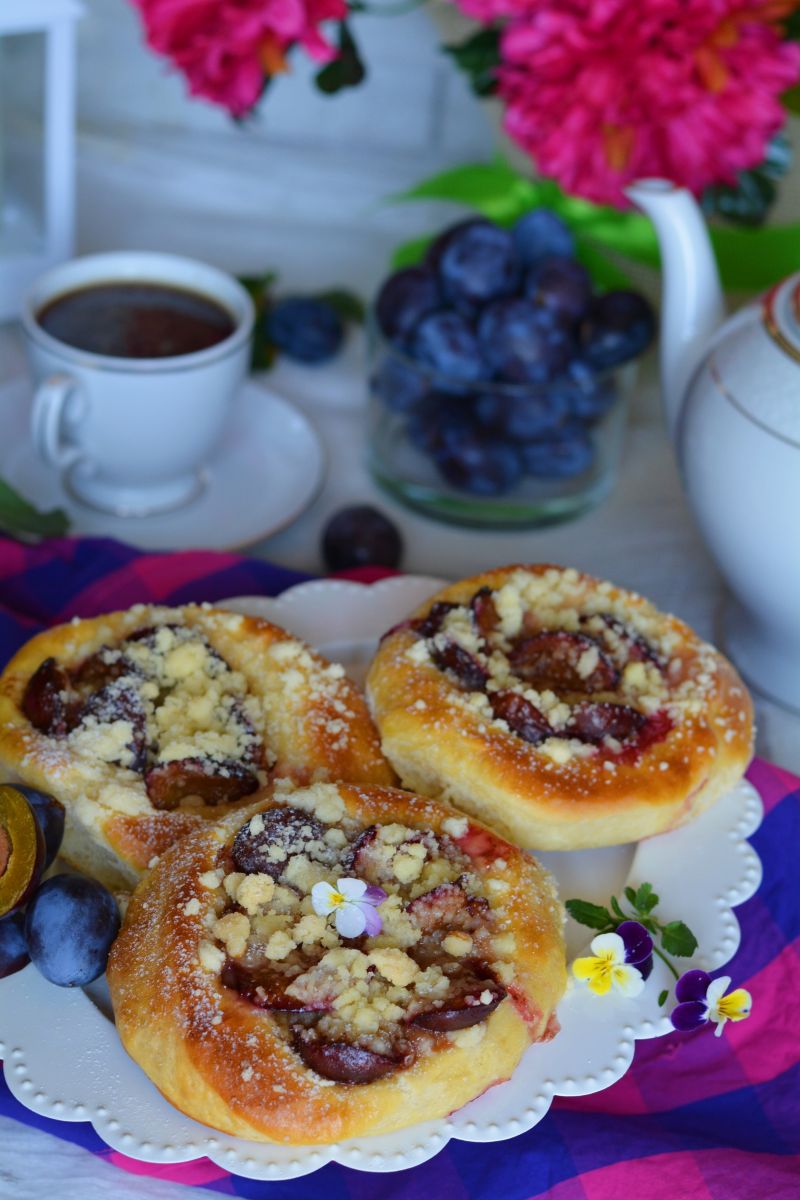 Drożdżówki ze śliwkami i kruszonką 