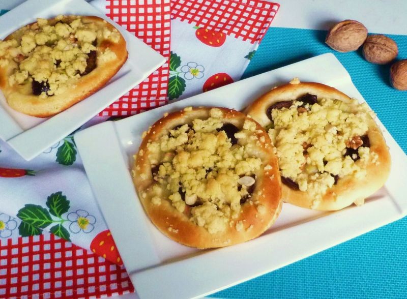 Drożdżówki ze śliwkami i rabarbarem Drożdżówki ze śliwkami i rabarbarem