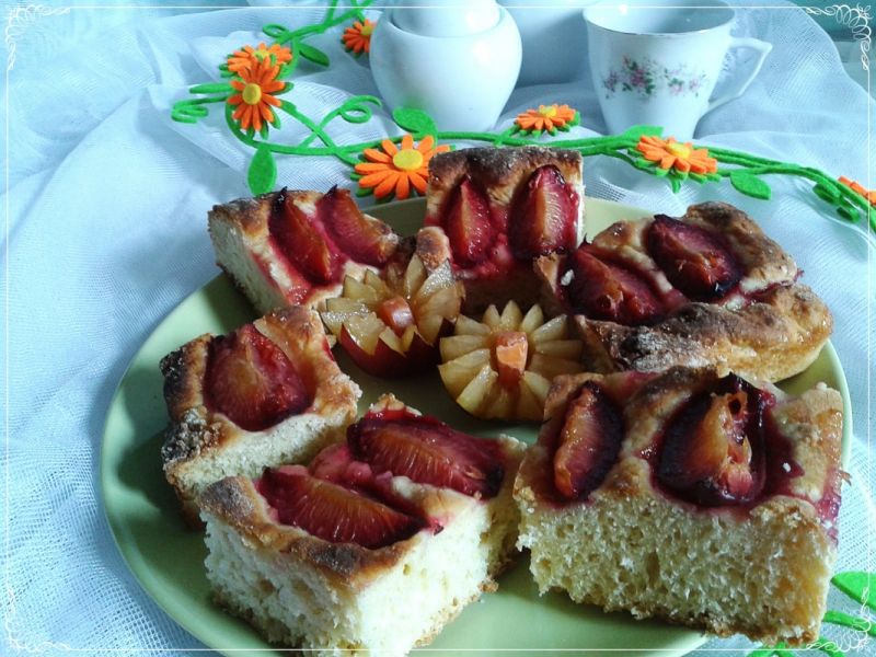 Drożdżowo-śmietanowy placek ze śliwkami