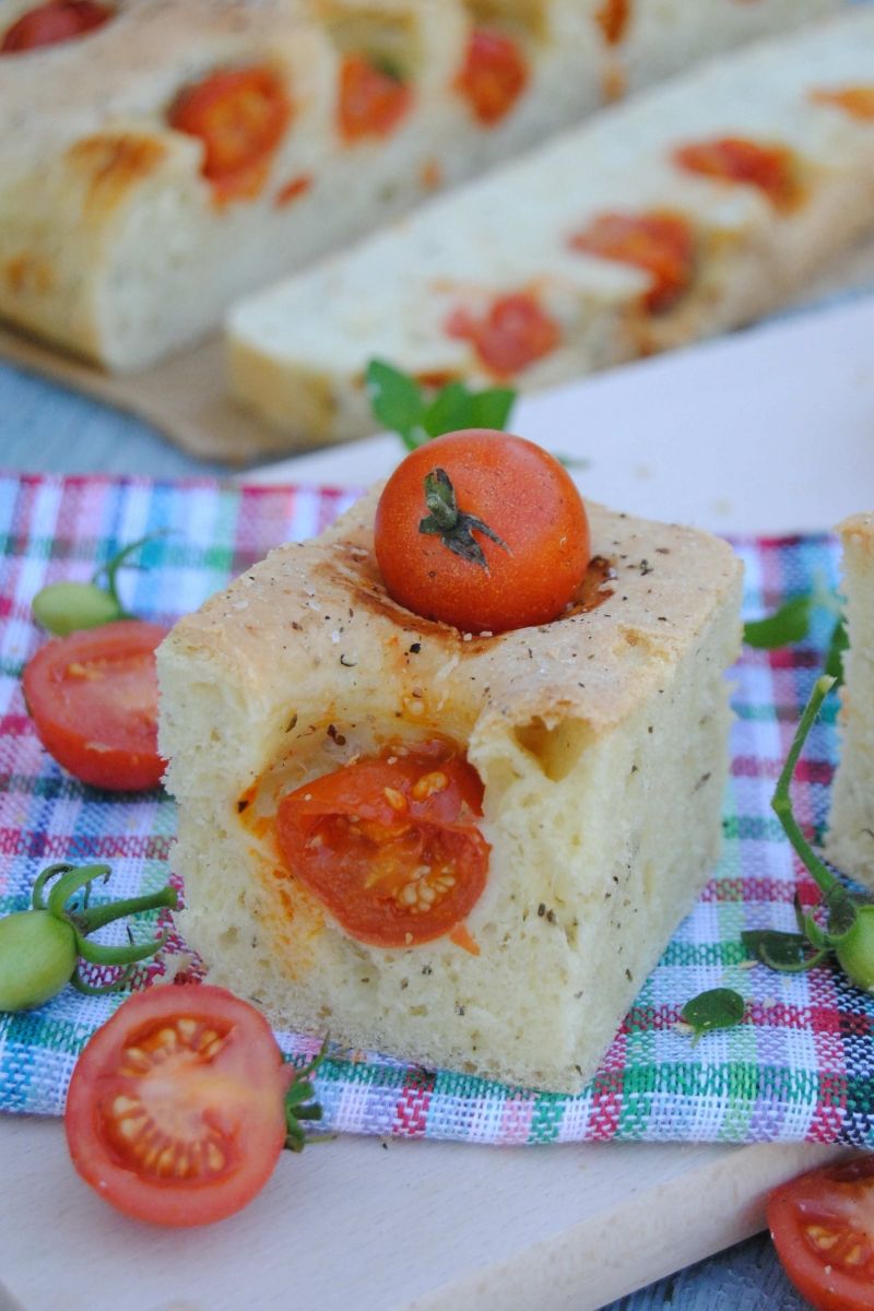 Drożdżowy chlebek  z pomidorkami koktajlowymi 